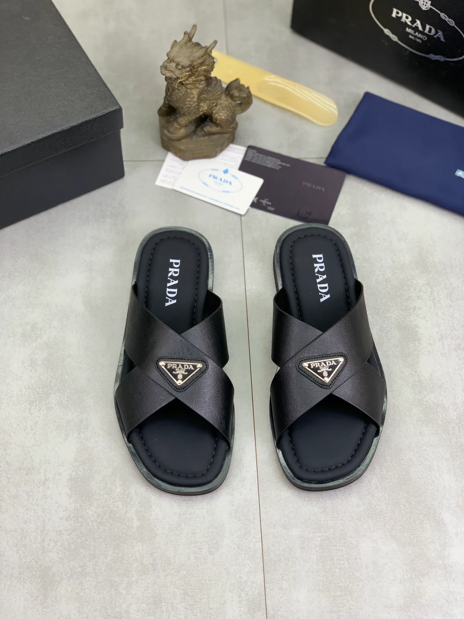 Men's shoes 💰P300💰【New style】🎁🎁🎁 PRADA Prada's new casual slippers, original official website 1:1, perfect workmanship, transmitting a kind of noble luxury, sublimating its definition of luxury in Prada's high-end extraordinary craftsmanship. Original combination outsole, code number: 38-44 (45 customized) 4️⃣colors🉑️ to choose from